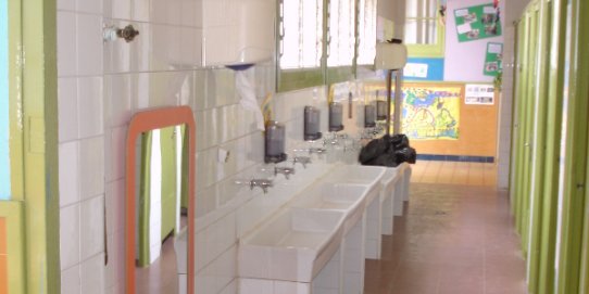 Els lavabos de l'escola, abans de la seva remodelació.