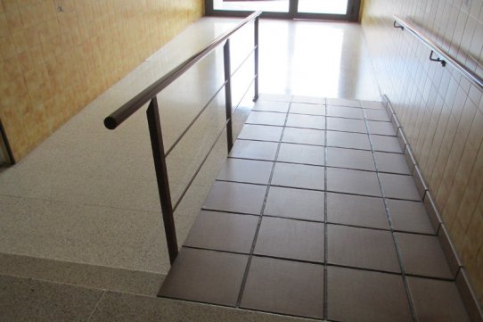 Entrada al bloc de pisos, totalment adaptada