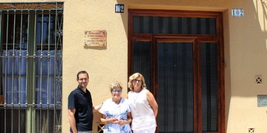 L'alcalde, Ignasi Giménez, la jove d'Arús, Isabel Mach, i la regidora de Cultura, Pepa Martínez, davant de la placa commemorativa.