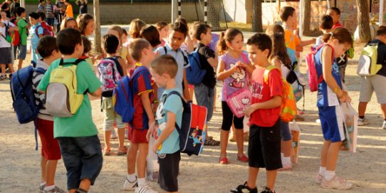 Alumnes a l'entrada d'un centre escolar de Castellar