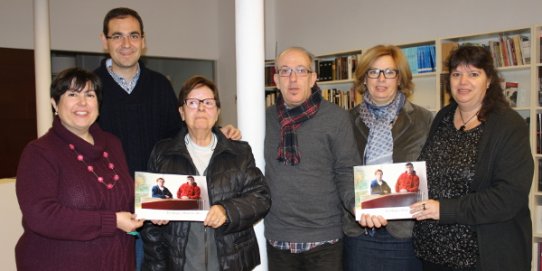 Aurora Matarín i Domènec Triviño, al centre de la imatge, amb l'alcalde i la regidora de Cultura i Lleure i les responsables de la Biblioteca i l'Arxiu Municipal.