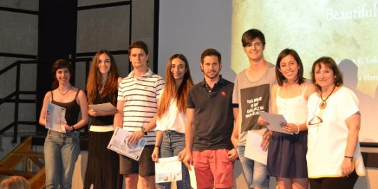 La regidora de Educació, Formació i Ocupació, M. Antònia Puig, a la dreta de la imatge, amb alguns dels alumnes castellarencs que han rebut el reconeixement pels seus treballs de recerca.