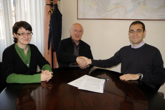 La regidora de Benestar Social, Mercè Giménez, el mossèn Ramon Villarino i l'alcalde, Ignasi Giménez, en un moment de la signatura del conveni