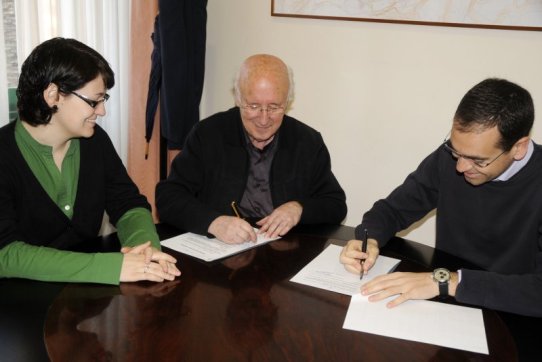 La regidora de Benestar Social, Mercè Giménez, el mossèn Ramon Villarino i l'alcalde, Ignasi Giménez, en un moment de la signatura del conveni