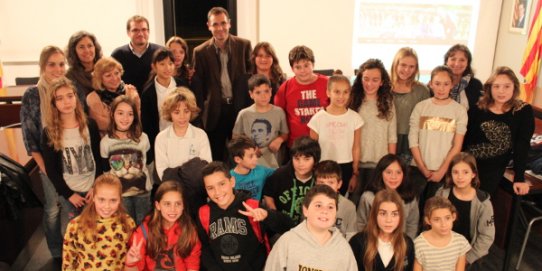 L'alcalde, Ignasi Giménez, i diversos regidors i regidores del Consistori, amb els representants del Consell d'Infants del curs 2015-2016.