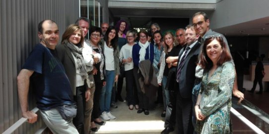 L'alcalde, Ignasi Giménez, i la directora de l'ABS Castellar, Isabel Martínez, amb els representants d'algunes de les entitats que s'han adherit al projecte.