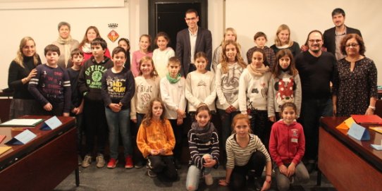 L'alcalde, Ignasi Giménez, i diversos regidors i regidores del Consistori, amb els representants del Consell d'Infants del curs 2016-2017.