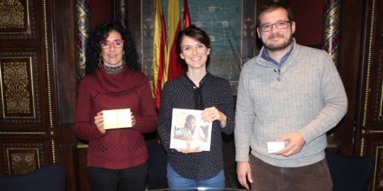 D'esquerra a dreta, Glòria Massagué, Emma Dalmases i Aleix Canalís, durant l'acte de lliurament dels bons.