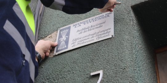 Imatge d'un moment de la retirada d'una de les plaques de la carretera de Sabadell.