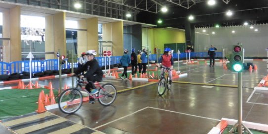 Alumnes de l'Escola Sant Esteve al circuit de bicicletes instal·lat a l'Espai Tolrà.