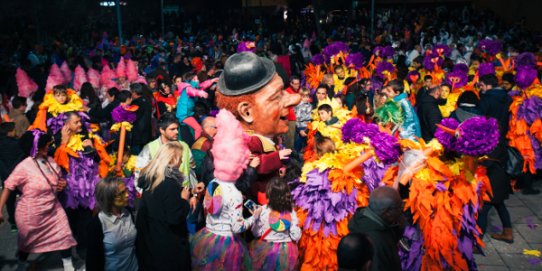 El Rei del Carnaval, envoltat de persones al final de la Rua.