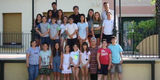 Els representants del Consell d'Infants 2016-2017,l acompanyats de l'alcalde, Ignasi Giménez i altres regidors del consistori.