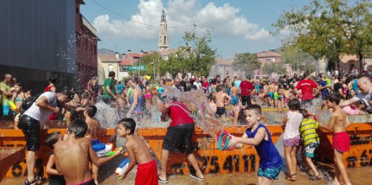 La baralla d'aigua és una de les activitats clàssiques de Festa Major.