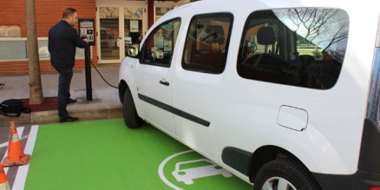 El primer punt de recàrrega per a vehicles elèctrics està al carrer de Portugal.