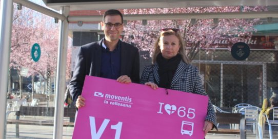 L'alcalde, Ignasi Giménez, i la regidora de Programes Socials, Pepa Martínez, han presentat la nova targeta V1 rosa.