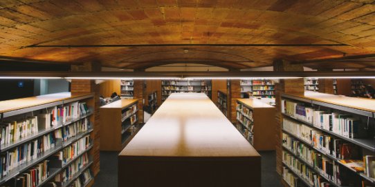Interior de la Biblioteca Municipal Antoni Tort.