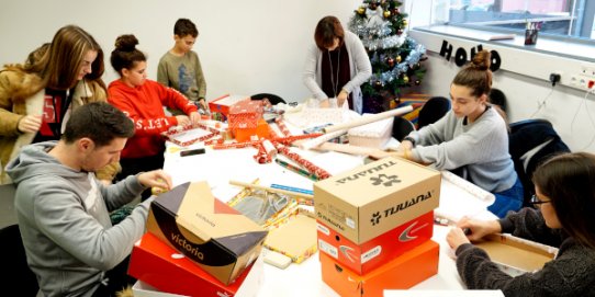 Els joves de Taulacció, preparant les capses on es podran dipositar les joguines