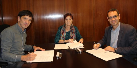 D'esquerra a dreta: el director de la Fundació Autònoma Solidària, Jordi Prat,  la rectora de la UAB, Margarita Arboix, i l’alcalde de Castellar del Vallès, Ignasi Giménez.