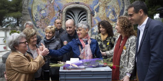 Imatge d'un moment de l'acte celebrat al cementiri municipal. Al centre la imatge, Enrica Volpi, cosina d'Elio Ziglioli.