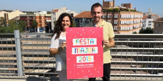 La regidora de Cultura, Joana Borrego, i el guanyador del concurs de cartells de la Festa Major 2019, Xavi Miralles, amb el cartell guanyador.