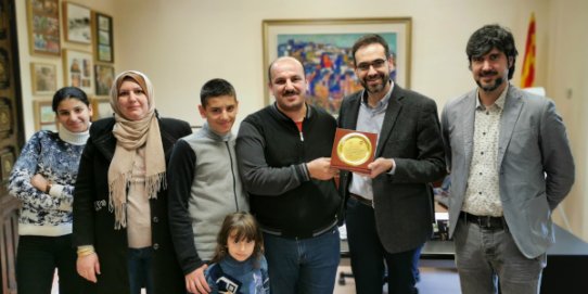 Mohammed J. Aal-Hajiammed, Hala Aljasim i la seva família, amb l'alcalde i el 1r tinent d'alcalde, en el moment del lliurament de la placa de reconeixement.