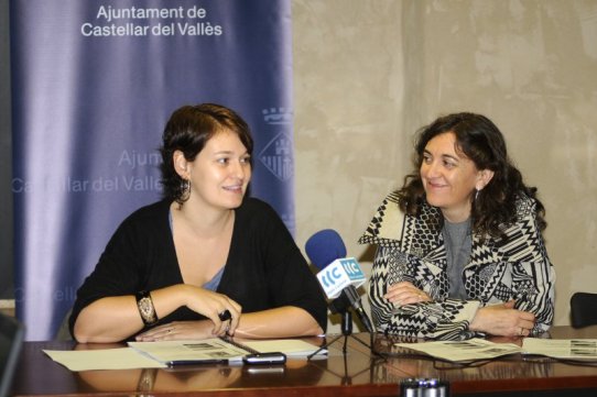 La Regidora de Benestar Social, Mercè Giménez, i la directora del CAP Castellar, Isabel Martínez, en un moment de la roda de premsa en què han explicat el projecte