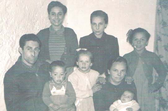Dolores Jiménez, amb el seu marit Juan Martínez, i els seus fills. Van ser una de les famílies que va arribar a Castellar des de Lahiguera. (Família Bernadet-Martínez