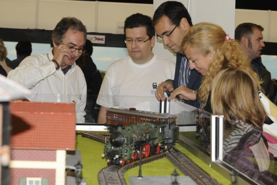 L'alcalde, Ignasi Giménez, i la regidora de Cultura i Lleure, Pepa Martínez, admirant una de les maquetes