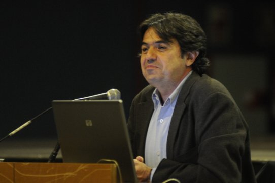 El biòleg i periodista Martí Domínguez, en un moment de la conferència