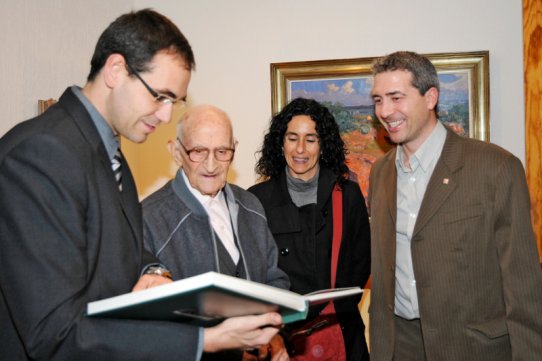 Joaquim Pujol, amb l'alcalde, Ignasi Giménez, i el director dels Serveis Territorials d’Acció Social i Ciutadania a Barcelona, Josep Gonzàlez-Cambray.
