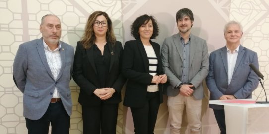 El tinent d'alcalde de Castellar, Joan Creus, amb Sònia Sada i Montserrat González, regidores de l'Ajuntament de Sabadell, i els representants del Club Natació Sabadell i Mémora, patrocinadors de la Fira.