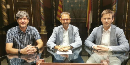 De dreta a esquerra, el director general de Transports i Mobilitat, el castellarenc Oriol Martori, l'alcalde, Ignasi Giménez, i el tinent d'alcalde de Desenvolupament Sostenible, Joan Creus.