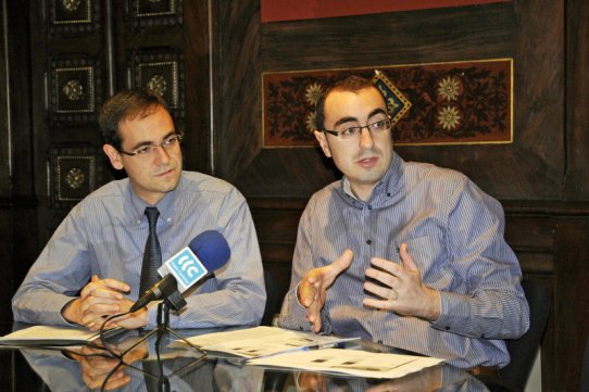 L'alcalde, Ignasi Giménez, i el regidor de Règim Intern, Óscar Lomas, han presentat aquest matí les dades del padró d'habitants a 1 de gener de 2010