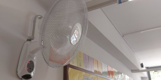 Imatge d'un dels ventiladors que s'ha instal·lat a l'escola Mestre Pla.