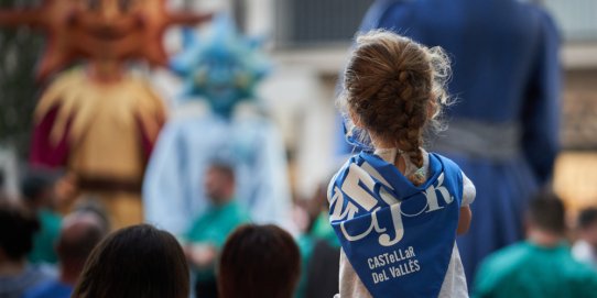 Una nena gaudint del Seguici Popular de la Festa Major de 2023.