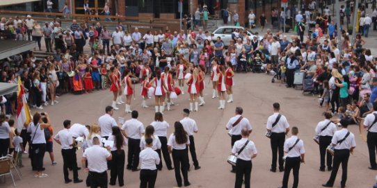 Imatge d'una cercavila de Banda i Majorettes en una Festa Major anterior.