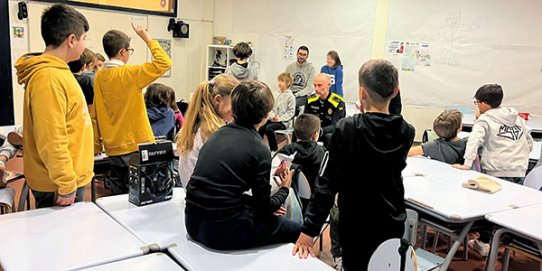 Una de les sessions teòriques que ha dut a terme la Policia Local a les escoles de primària de Castellar.