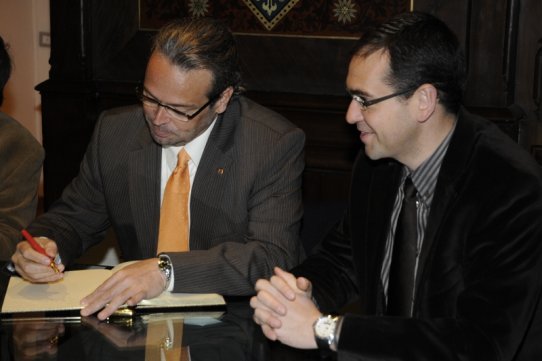 El president del Parlament de Catalunya, Ernest Benach, signant el Llibre d'Honor de la Vila, i l'alcalde de Castellar, Ignasi Giménez
