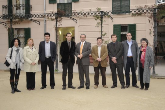 El president del Parlament de Catalunya, Ernest Benach, acompanyat de l'alcalde de la vila, Ignasi Giménez, i diversos membres del consistori