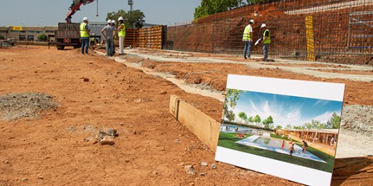 Estat de les obres de la nova piscina municipal descoberta de Colobrers.