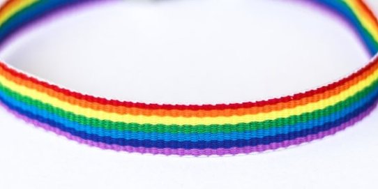 Polsera amb la bandera LGTBIQ+.