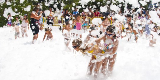 Imatge d'arxiu d'una festa amb canó d'escuma a Can Font.