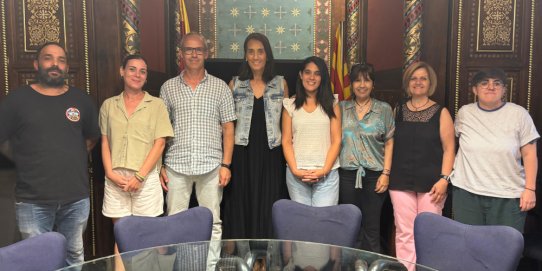 Imatge d'algunes de les persones que han començat a treballar a l'Ajuntament amb l'alcaldessa, Yolanda Rivera, i la regidora de Recursos Humans, Anna Marmol.