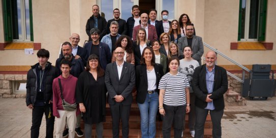 Foto de família dels assitents a la jornada de portes obertes a la Torre del Pont.