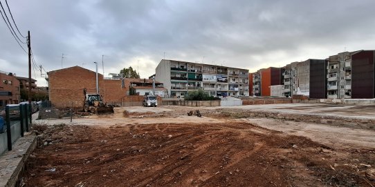 Solar del carrer de les Llagostes on es construirà el nou aparcament provisional.