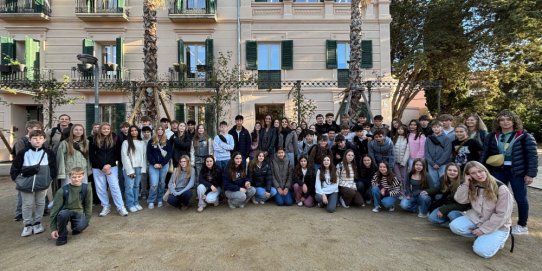 Foto de grup davant del Palau Tolrà.