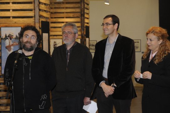 L'artista Joan Mundet, el president del CEC, Josep Mª Biosca, l'alcalde, Ignasi Giménez, i la regidora de Cultura i Lleure, Pepa Martínez, en l'acte d'inauguració de Firart
