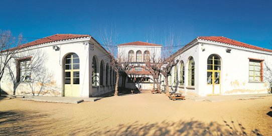 Una fotografia de l'Escola Emili Carles-Tolrà.