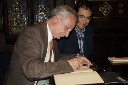 L'exministre Joan Majó, signant el Llibre d'Honor de la vila, i l'alcalde de Castellar, Ignasi Giménez
