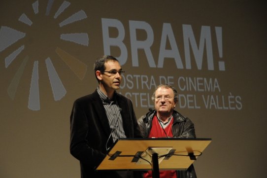 L'alcalde, Ignasi Giménez, i el director del BRAM!, Pere Joan Ventura, durant l'acte d'inauguració de la 2a Mostra de Cinema de Castellar